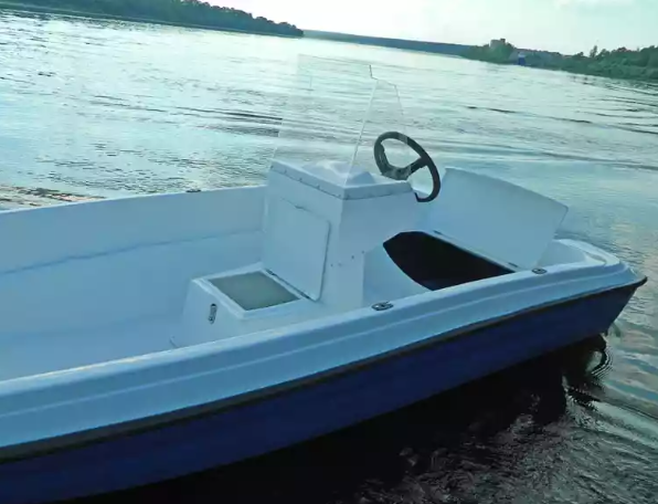 Стеклопластиковая лодка Пингвин с консолью (тримаран) в Кургане