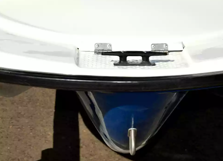 Стеклопластиковая лодка Пингвин с консолью (тримаран) в Кургане