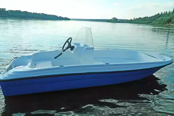 Стеклопластиковая лодка Пингвин с консолью (тримаран) в Кургане