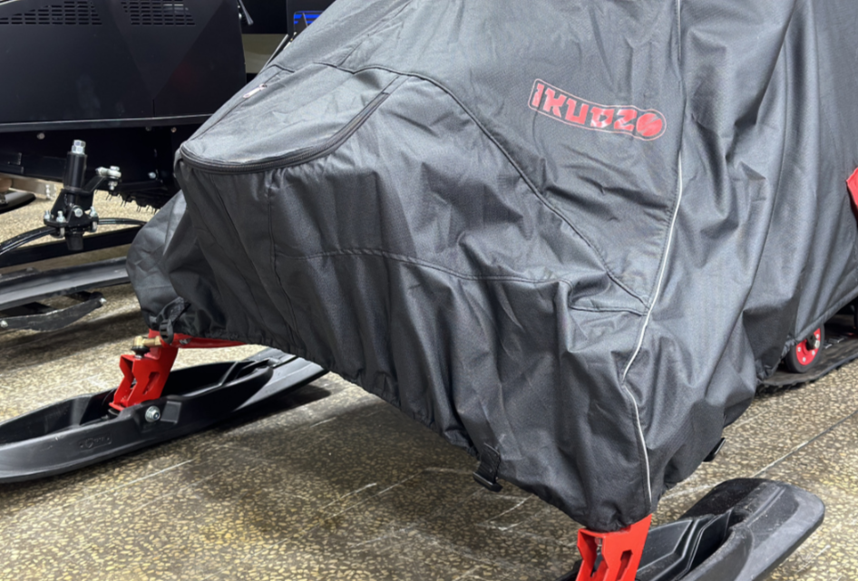 Чехол транспорт. снегохода IKUDZO HUNTER черно-красный Оксфорд ПРЕМИУМ качества с лого IKUDZO в Кургане