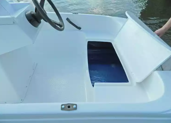 Стеклопластиковая лодка Пингвин с консолью (тримаран) в Кургане