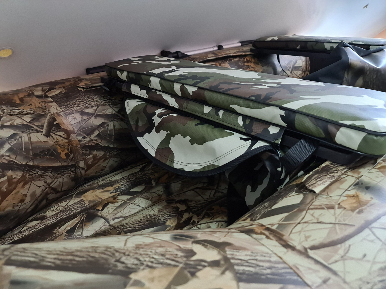 КОМПЛЕКТ МЯГКИХ НАКЛАДОК С СУМКОЙ ДЛЯ ЛОДОК 80Х20 КАМУФЛЯЖ в Кургане